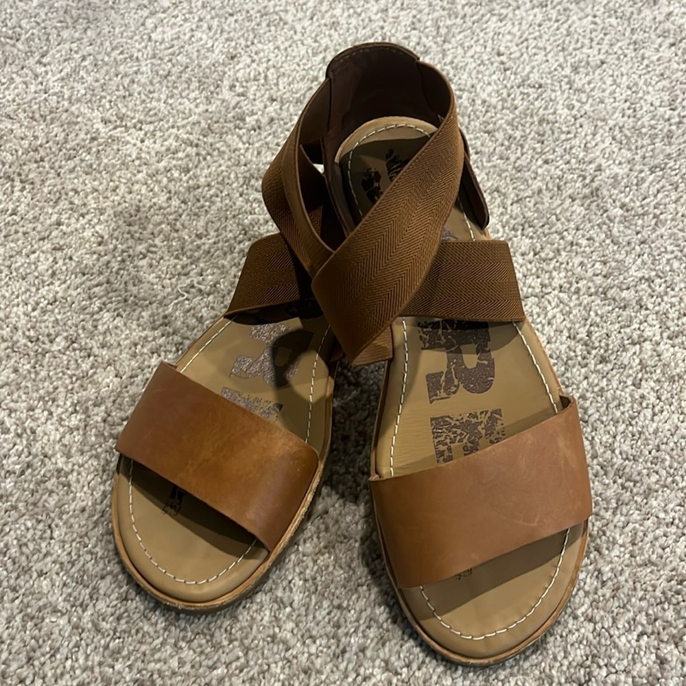 Camel Sorel sandals size 6.5